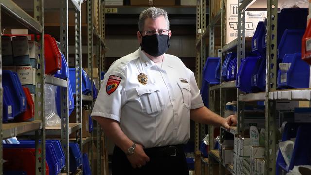 布拉德·梅森，戴着口罩，站在医疗用品的储藏室里
