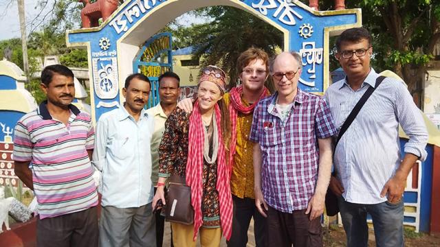 劳拉·加斯科涅与旅伴在印度合影